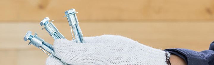 在拿着金属固定螺栓的手套的手-720